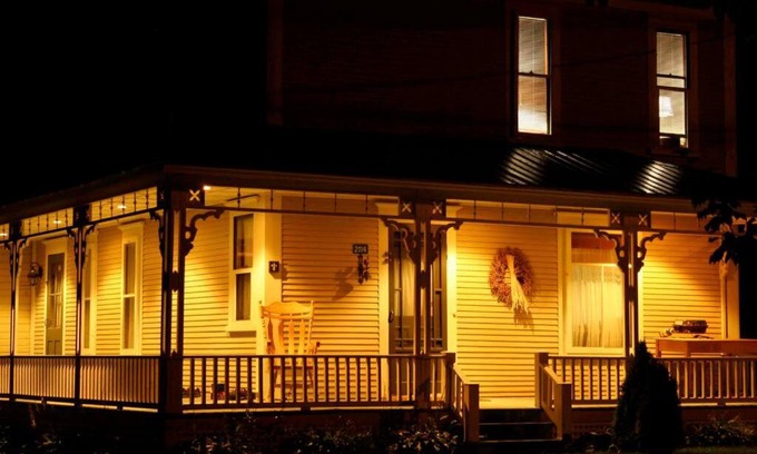 Barnston-Ouest Ski Chalet | House & loft, pool table, ping-pong, fireplace, AC