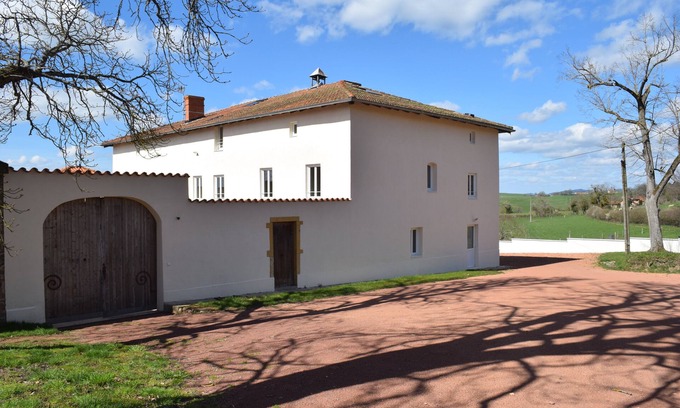 Saint-Symphorien-de-Lay House | House of character in the heart of an equestrian estate