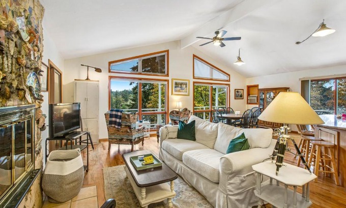 Grapeview House | House on HoneyBee Hill