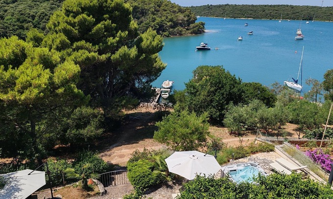 Banjole Apartment | House Rina apartments directly by the sea with whirlpool in a beautiful garden