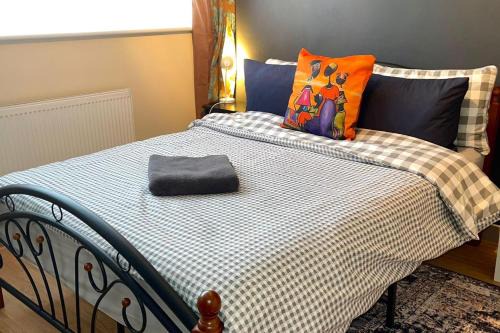 Havering Park House | House - Sleeps 10 - Garden - Parking