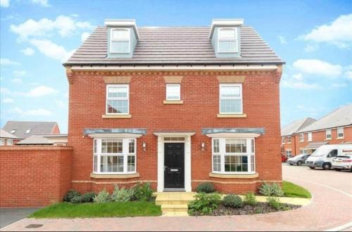 Burton Latimer House | House-Sleeps 8-Parking-Garden-Country Surroundings