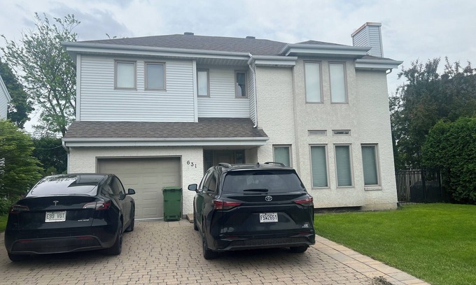 L'Ile-Bizard House | House with 3 floors and pool. Very cozy and chalet like. Near golf course.