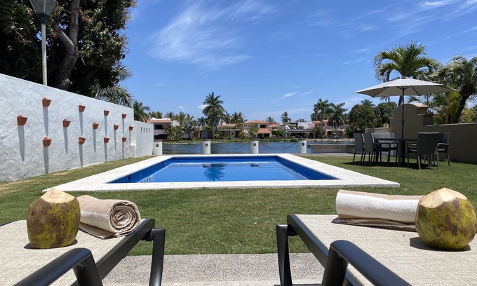 El Cid House | House with pool and lake view