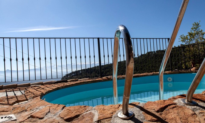 Moclin Cottage | House with private pool, stunning views