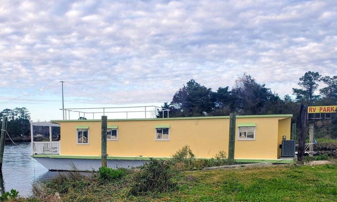 Core Creek Boat Rental | Houseboat ∙ 2 bedrooms ∙ 4 guests