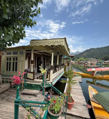 Dal Lake Hotel | Houseboat Patloo Palace