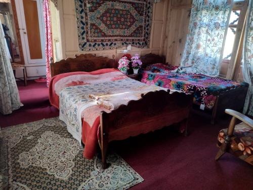 Srinagar Boat Rental | Houseboat Shamshad
