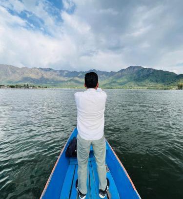 Dal Lake Hotel | houseboat star ruby snow view