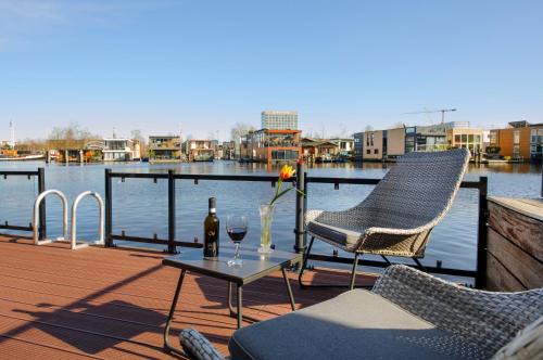 Hoofddorppleinbuurt Bed & Breakfast | Houseboat studio with canalview and free bikes