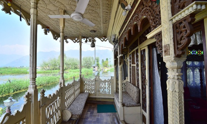 Dal Lake Hotel | Houseboat Zaindari Palace