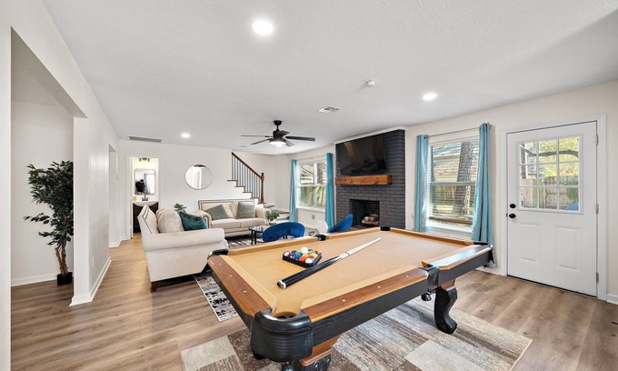 Ponderosa Forest House | Houston Getaway | Yard BBQ | Game Room | Sleep 16