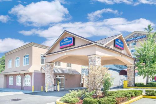 Industry Hotel | Howard Johnson by Wyndham North Bergen