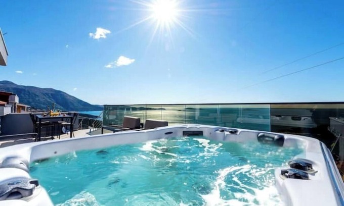 Mlini Villa | Villa Poco Loco-Sea view Apartment with Jacuzzi