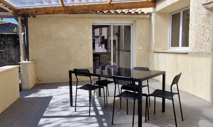 Magalas Apartment | Hub for sightseeing, cultural activities and beach, courtyard, private and quiet