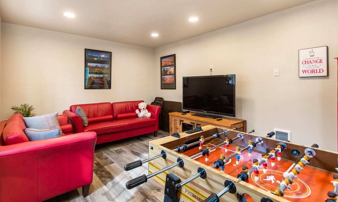 Coeur d'Alene House | Huckleberry Cottage|Getaway w/ Yard and Game Room