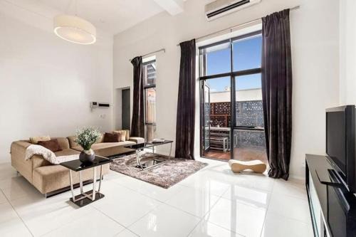 Prahran Apartment | Huge 3 Bedroom 2 story Penthouse on Chapel Street