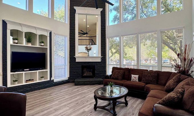 Grand Prairie House | Huge 7BR Retreat Near Top Spots