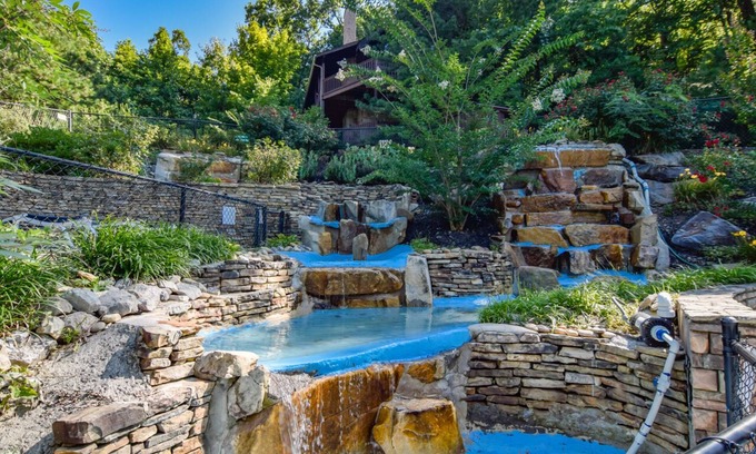 Gatlinburg Apartment | Hugs and Kisses Luxury Honeymoon Hideaway - Great Location w/ Hot Tub!