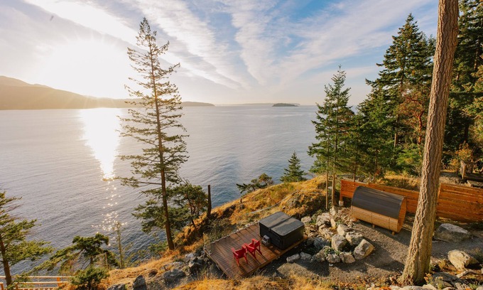 Bowen Island House | Hummingbird Oceanside Suites: St. Mark's Summit Suite
