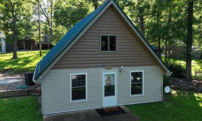 Warsaw House | Hunters Paradise on The Lake. Cozy 2 bedroom house with large back yard