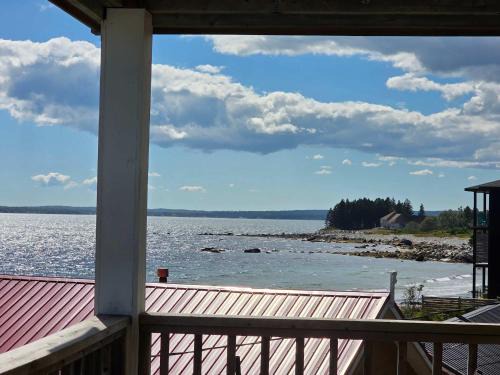 Hunts Point Apartment | Hunts Point Rustic Coastal Retreat Deluxe Suite