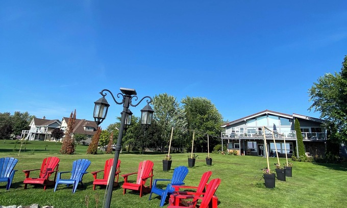 Ashfield-Colborne-Wawanosh Cottage | Huron waterfront cottage 8bed/4bath 20+guests/Hotub/2pets/outshower/beach.