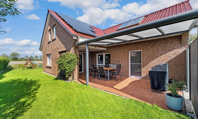 Eilsum House | Huus Sielblick on the canal