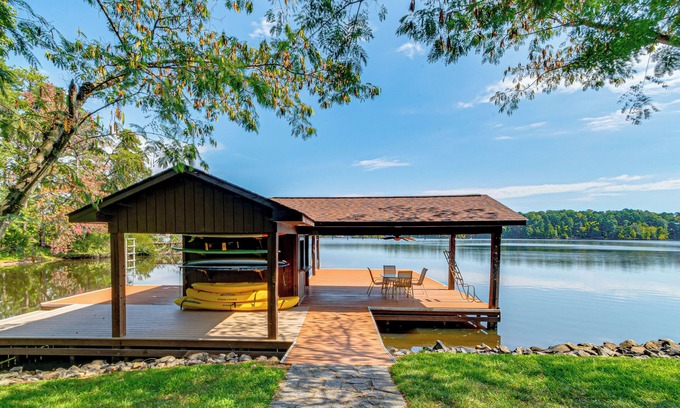 Semora Cabin | Hyco Lake Escape w/Deck & Dock: Families Welcome!