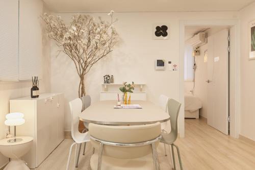 Jongno Apartment | Hyehwamun Myeongdong Stay, 3 min to Naksan Park, 8 min to DDP, 10 min to Gyeongbokgung, Daehak-ro, place for 6p