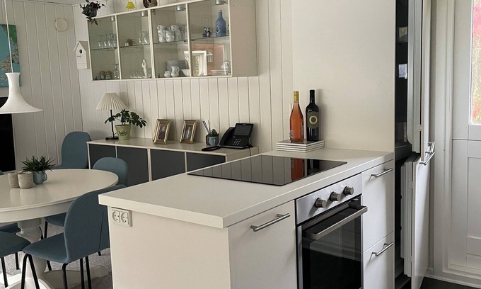 Maribo Cottage | Hyggelig og Familievenligt Ø-sommerhus Omgivet af Vand, Natur og Rigeligt med ro