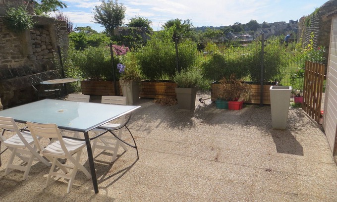 Dinan House | Hyper center, single storey with large quiet terrace on the ramparts.