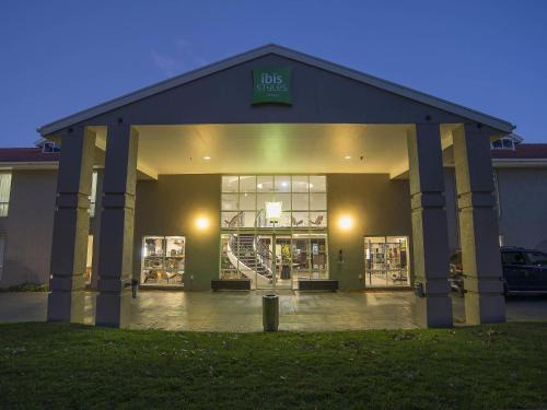 Narrabundah Hotel | ibis Styles Canberra