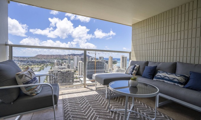 Waikiki Condo | IC 43th Floor Studio with balcony to enjoy Mountain View