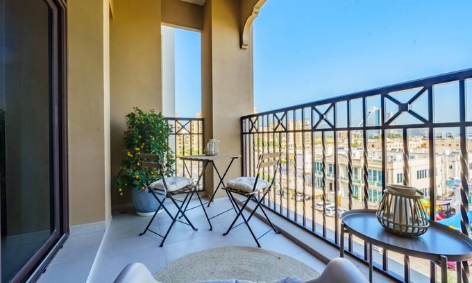 Al Sufouh 1 Apartment | Iconic Views Apt With Balcony Close to the Beach