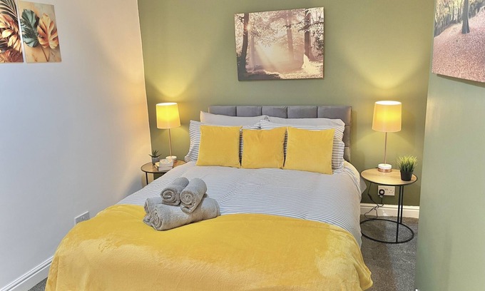 Wigan House | Ideal 3 bed pay-as-you-stay home in Wigan sleeps 6