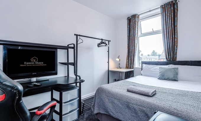 Chorley House | Ideal For Contractors or Holidays - Chorley House with Free Parking