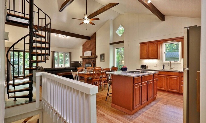 Killington House | Ideal Killington Escape! 2 Fireplaces & Sleeps 12