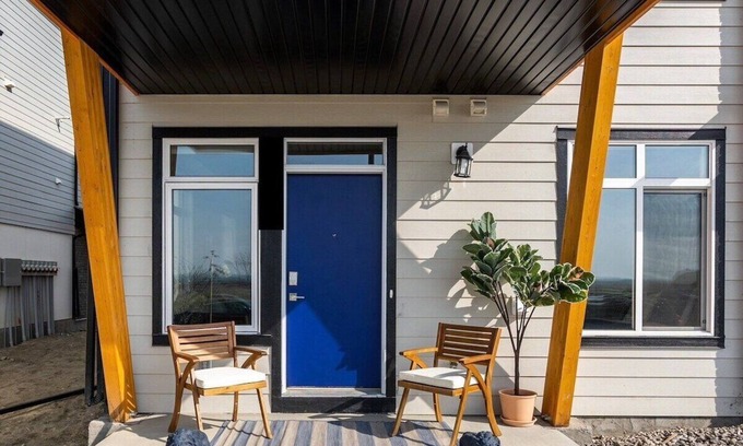 Southeast Calgary Apartment | Idyllic Corner Unit 1BDRM in Seton - Sleeps 4