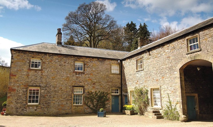 Skipton House | Idyllic cottage sleeping 6 guests in heart of leading wellness centre