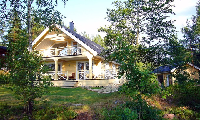 Nybro House | Idyllic lakeside location, luxury furnishings - sauna, boat, canoe, WLAN, 3 bedrooms.