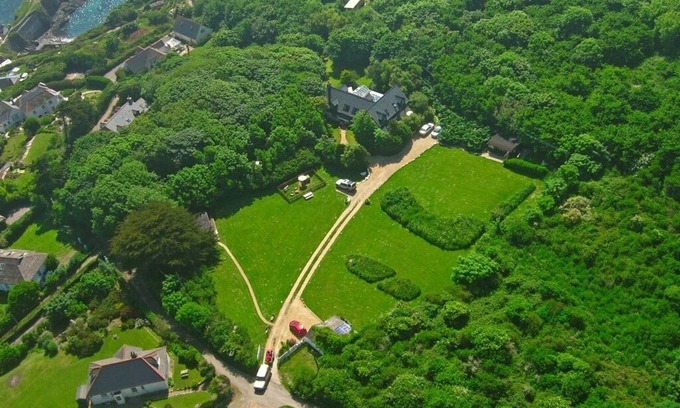 Cadgwith House | Idyllic location 2 acres by SW coast path! Short walk to beach, pub & cafe 😎
