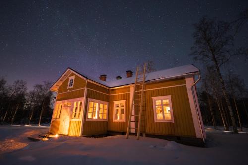 Ii Ski Chalet | Iisland Pauhu Loghouse and sauna under the starlit sky
