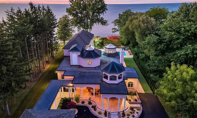 Niagara County House | Il Palazzo Sul Lago by Sul Lago