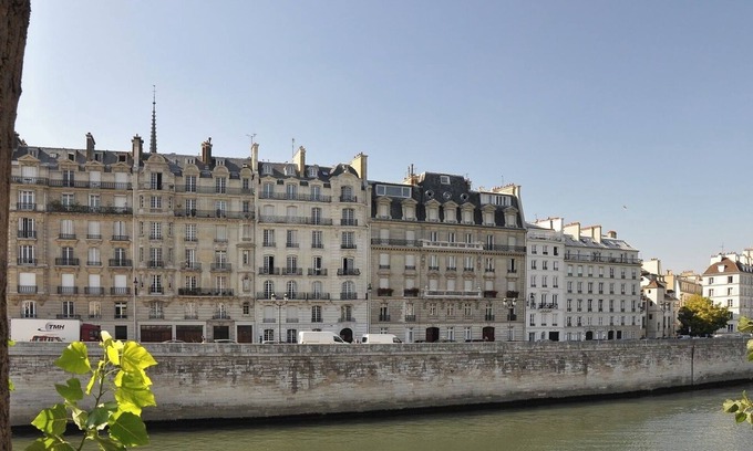 Notre Dame Apartment | ILE DE LA CITÉ - LURIOUS DUPLEX NEAR NOTRE-DAME: ELEGANT PARISIAN CHARM - 2 BEDS