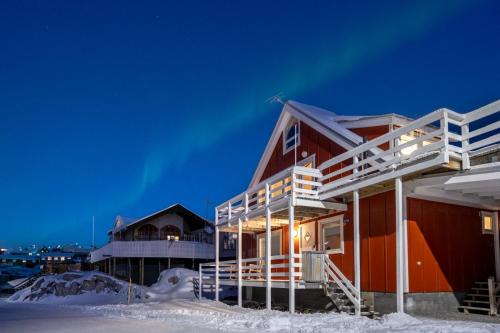 Ilulissat Villa | Ilulissat Stay - 4-bedroom villa with sea view and hot tub