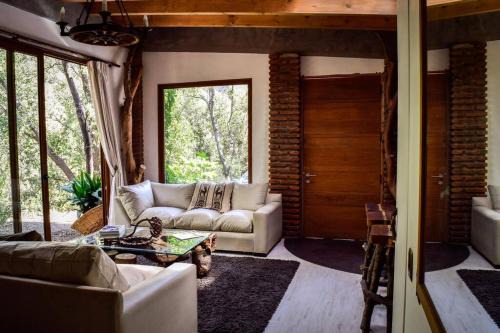 Lo Barnechea House | Iluminada Casa de piedra entre bosque y río