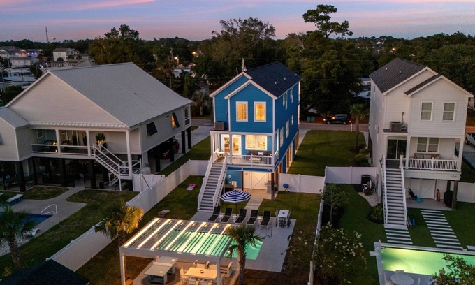 Garden City House | Immaculate 5BR Retreat- Pool and More! The Blue Palm