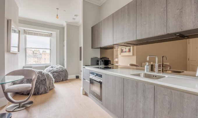 West End Apartment | Immaculate Refurbished West End Apartment