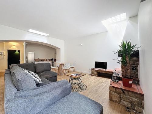 Coudes Apartment | Immeuble complet, 24 couchages, centre ville, proche A75